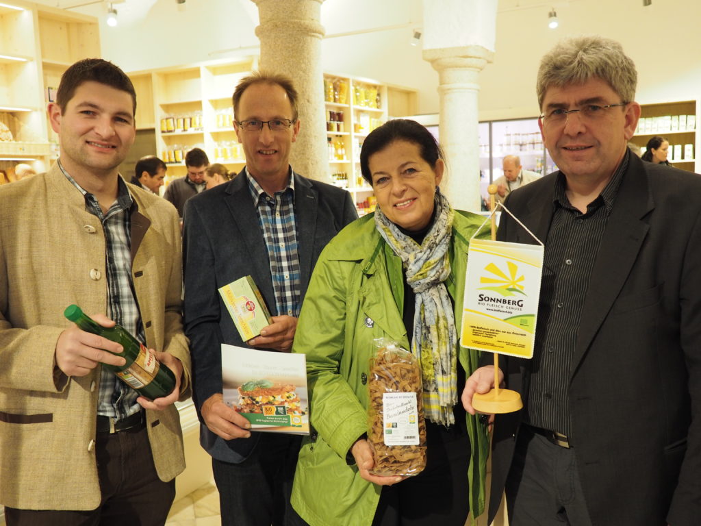Eröffnungsfest für Sonnberg Biofleisch in der Arkade in Linz: Daniel Breitenfellner und Albert Stürmer von der Bioregion Mühlviertel mit Landtagsabgeordneter Gabriele Lackner-Strauße und Sonnberg-Geschäftsführer Manfred Huber.