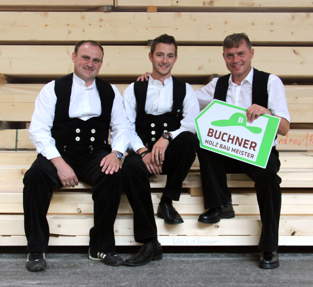 Philipp Katzenschläger (Bild mitte) mit Personalchef Johannes Etzelsdorfer (li) und Geschäftsführer Christian Buchner. 