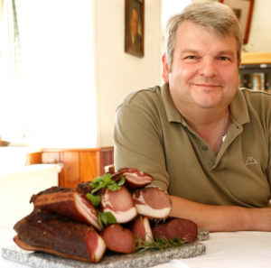 Peter Haudum (rechts in der Räucherkammer) ist einer der erfolgreichen Speckproduzenten. Er gewann drei Goldmedaillen (Fotos: speck-shop.at)