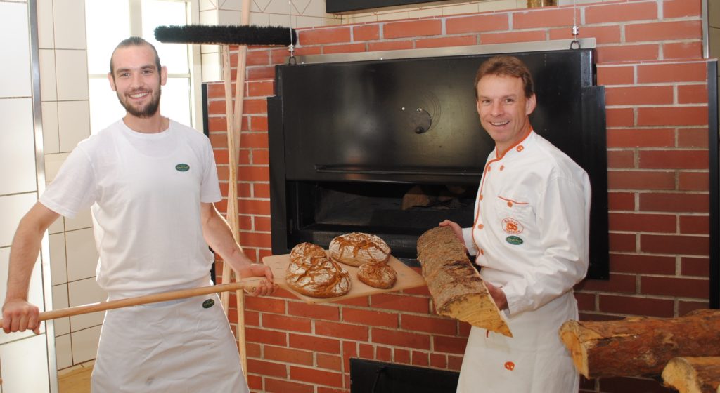Max und Karl Stöcher bei ihrem Holzbackofen in der Biobäckerei in Bad Zell.