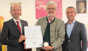 Anton Helbich Poschacher nimmt die Auszeichnung der Steinmetze entgegen.