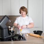 Maria bäckt Kuchen im Glas