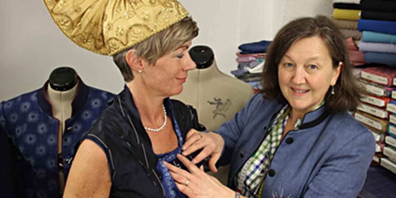 Von Hand gefertigte Tracht mit Blaudruck