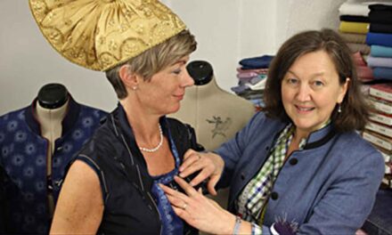 Von Hand gefertigte Tracht mit Blaudruck