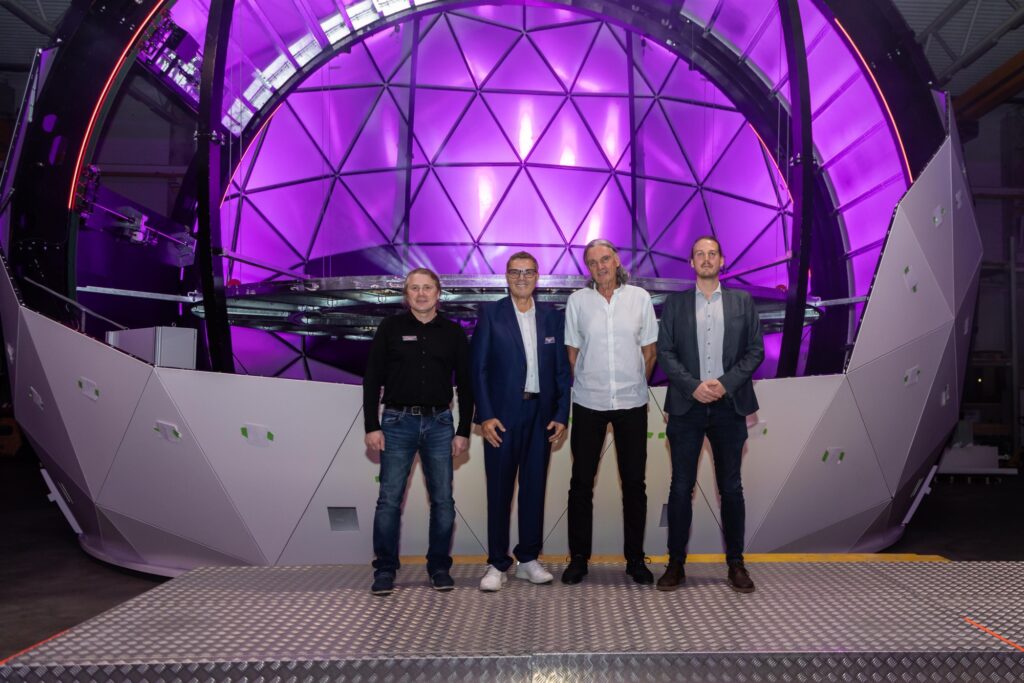 Die Referenten des Abends (v.l.nr.) Klaus Pichlbauer, Egon Döberl, Rolf Chini u. Martin Bohmann vor der 11 m Kuppel. Foto-Credits: INNOVAMETALL/Gutenthaler