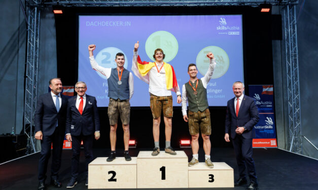 Austrian Skills: 2 Kapl-Dachdecker auf dem Podest
